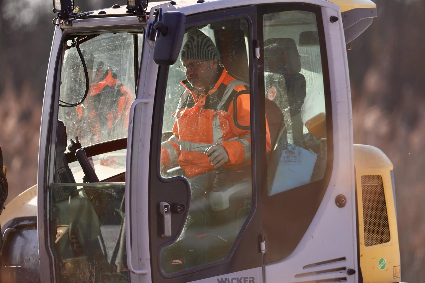 Operátor kolového bagru u ovládacích prvků