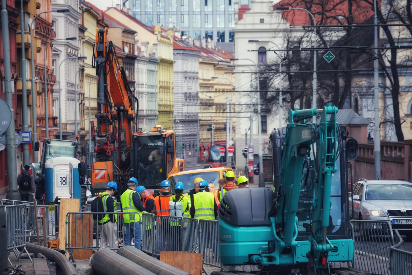 Manipulace se sutí drapákem na stavbě
