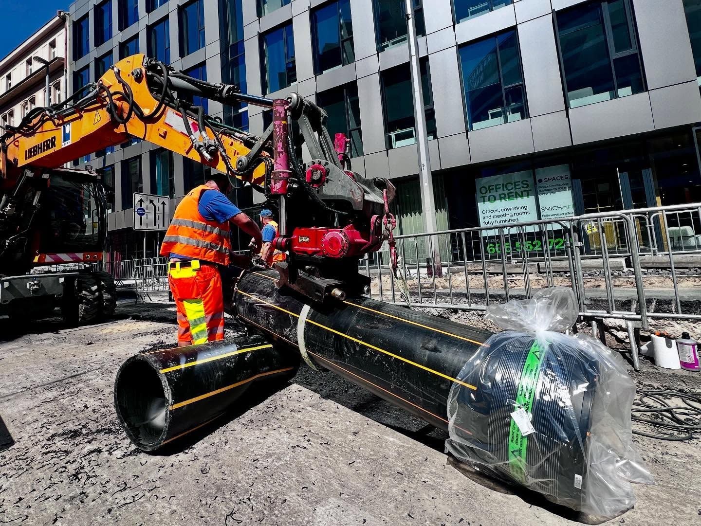 Chráněná demolice zpevněných ploch pod plachtou